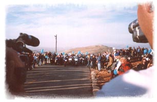 האופנוענים מתקבצים לתמונה משותפת והפרחת הבלונים