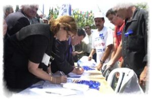 פואד בן אליעזר ודליה רבין חותמים על עצומה הקוראת לשחרור הבנים
