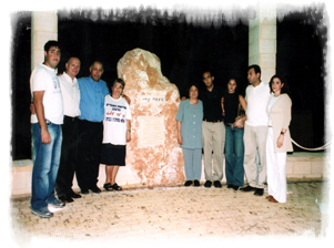בני משפחת אביטן על רקע האבן במצפה עדי
